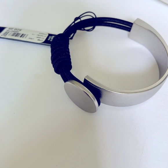 Bracelet, NWT, silver tone w/ elastic - Picture 3 of 6